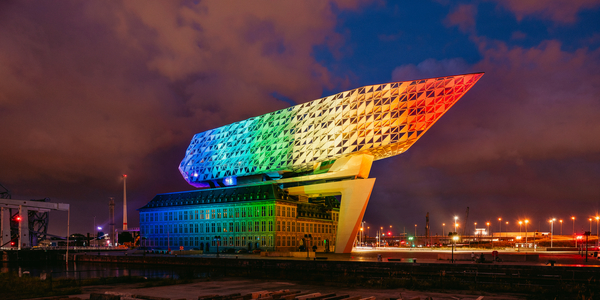 Verlichte Havenhuis tijdens de Antwerp Pride